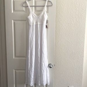 White maxi dress. Size small. Never worn.